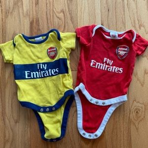 Arsenal set of two short sleeved onesies for baby 0-3m